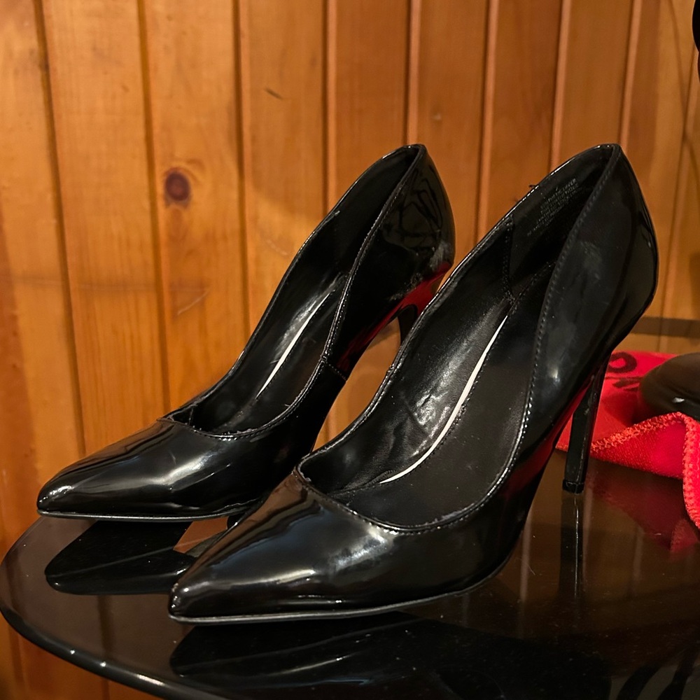 STEVE MADDEN PATENT LEATHER BLACK PUMPS